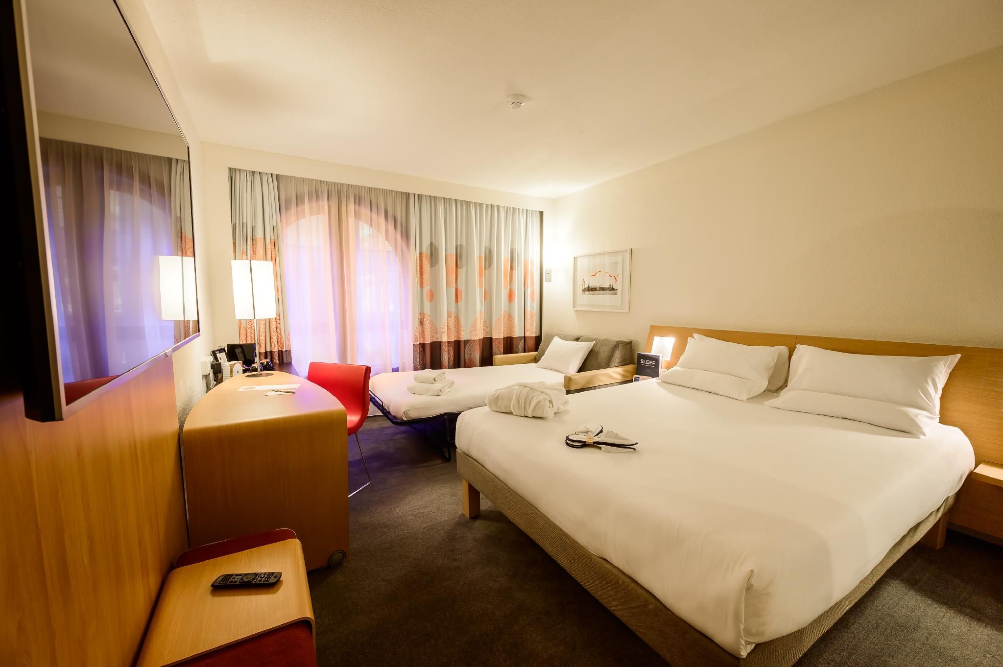 Executive Room with 1 Queen Bed and a Sofa Bed