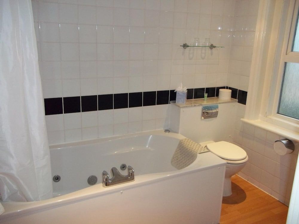 The Metropole Hotel Standard Twin Room 8