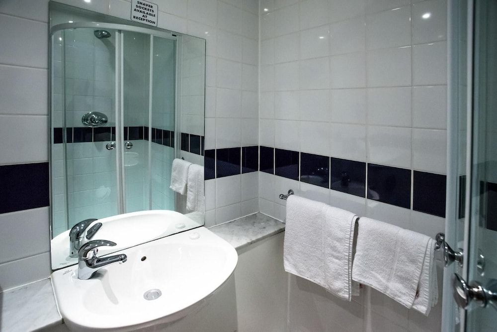 The Metropole Hotel Standard Twin Room 7