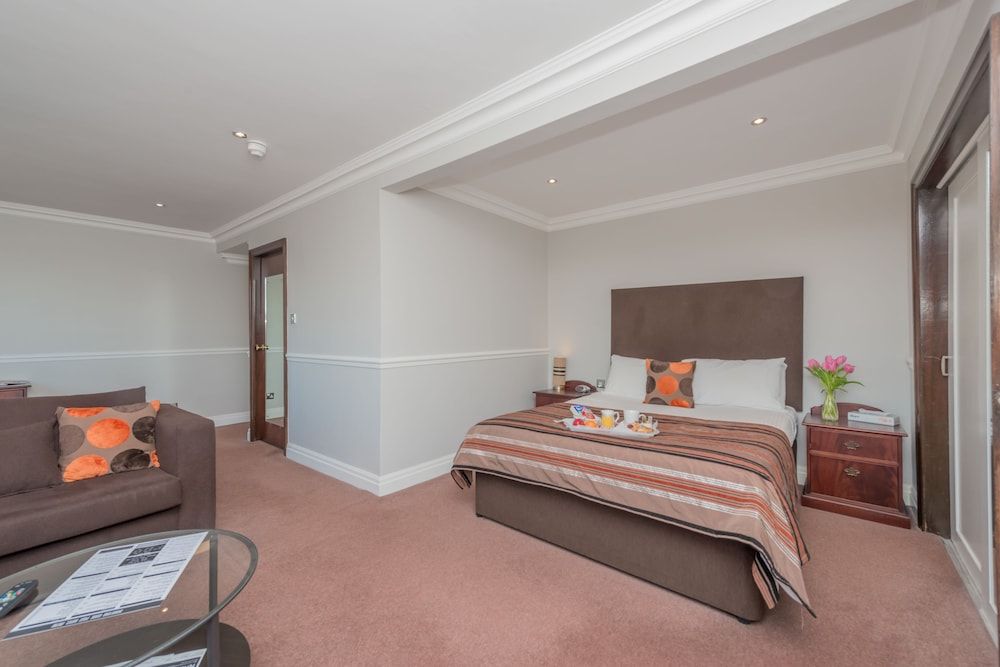 Best Western Bradford Guide Post Hotel Suite, 1 King Bed, Non Smoking (with Sofabed) 3