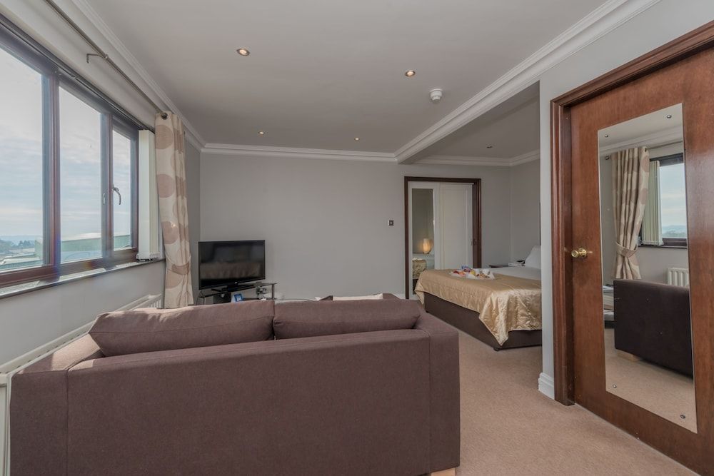 Best Western Bradford Guide Post Hotel Suite, 1 King Bed, Non Smoking (with Sofabed) 13