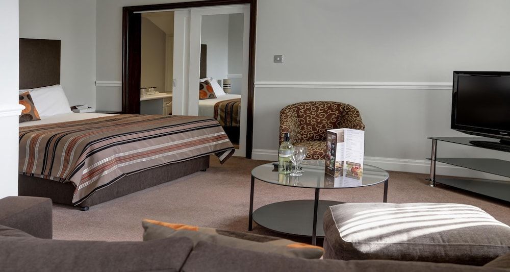 Best Western Bradford Guide Post Hotel Suite, 1 King Bed, Non Smoking (with Sofabed) 6