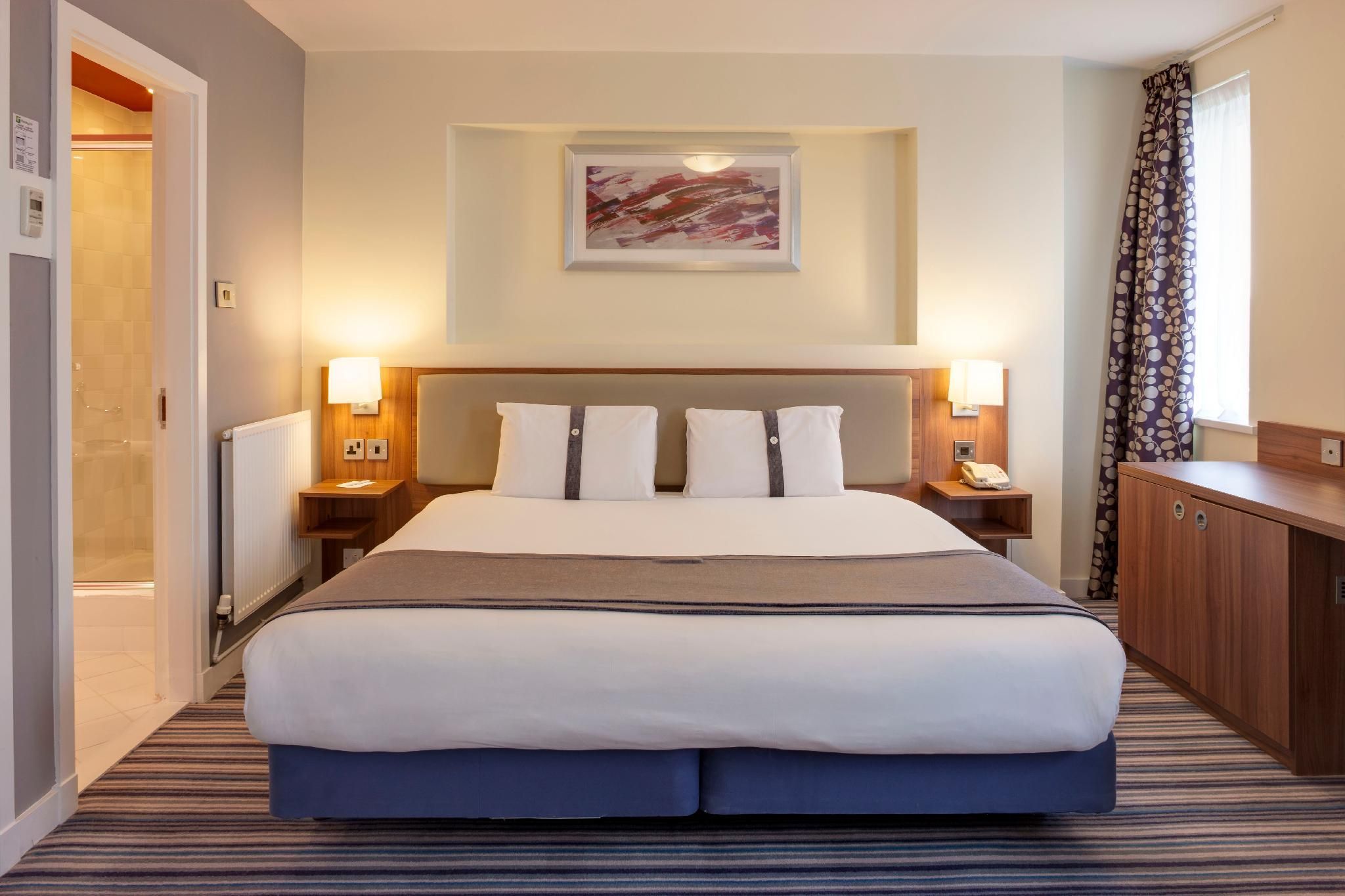 1 Queen Bed 1 Bedroom Suite