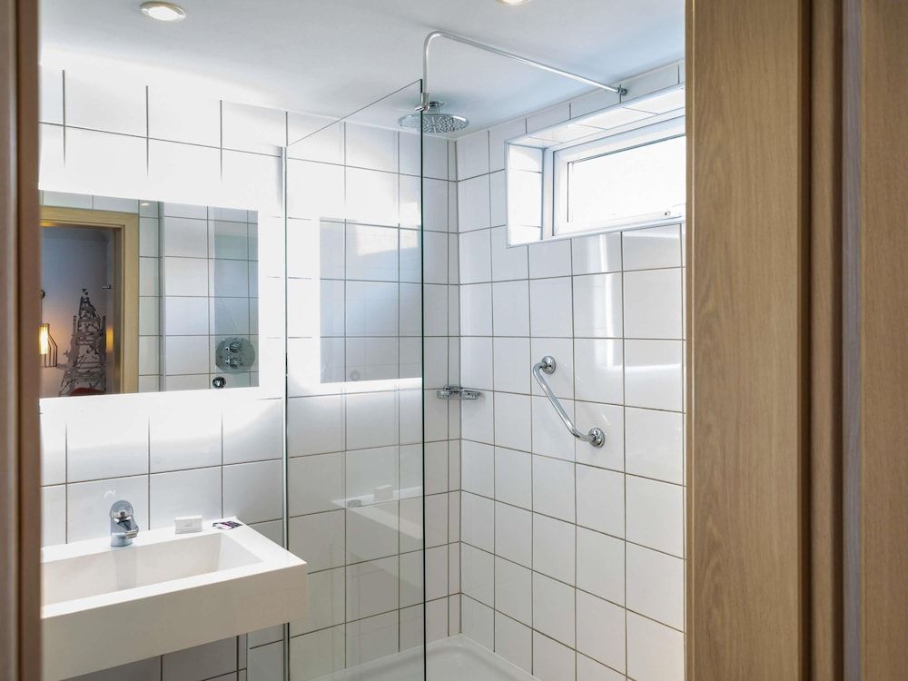 Mercure Cardiff North Hotel Classic Room, 2 Twin Beds 4