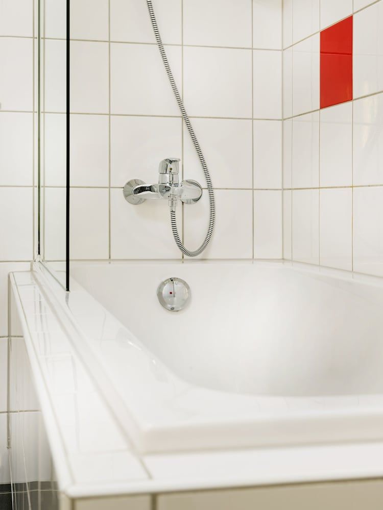 Mercure Cardiff North Hotel Classic Room, 2 Twin Beds 5