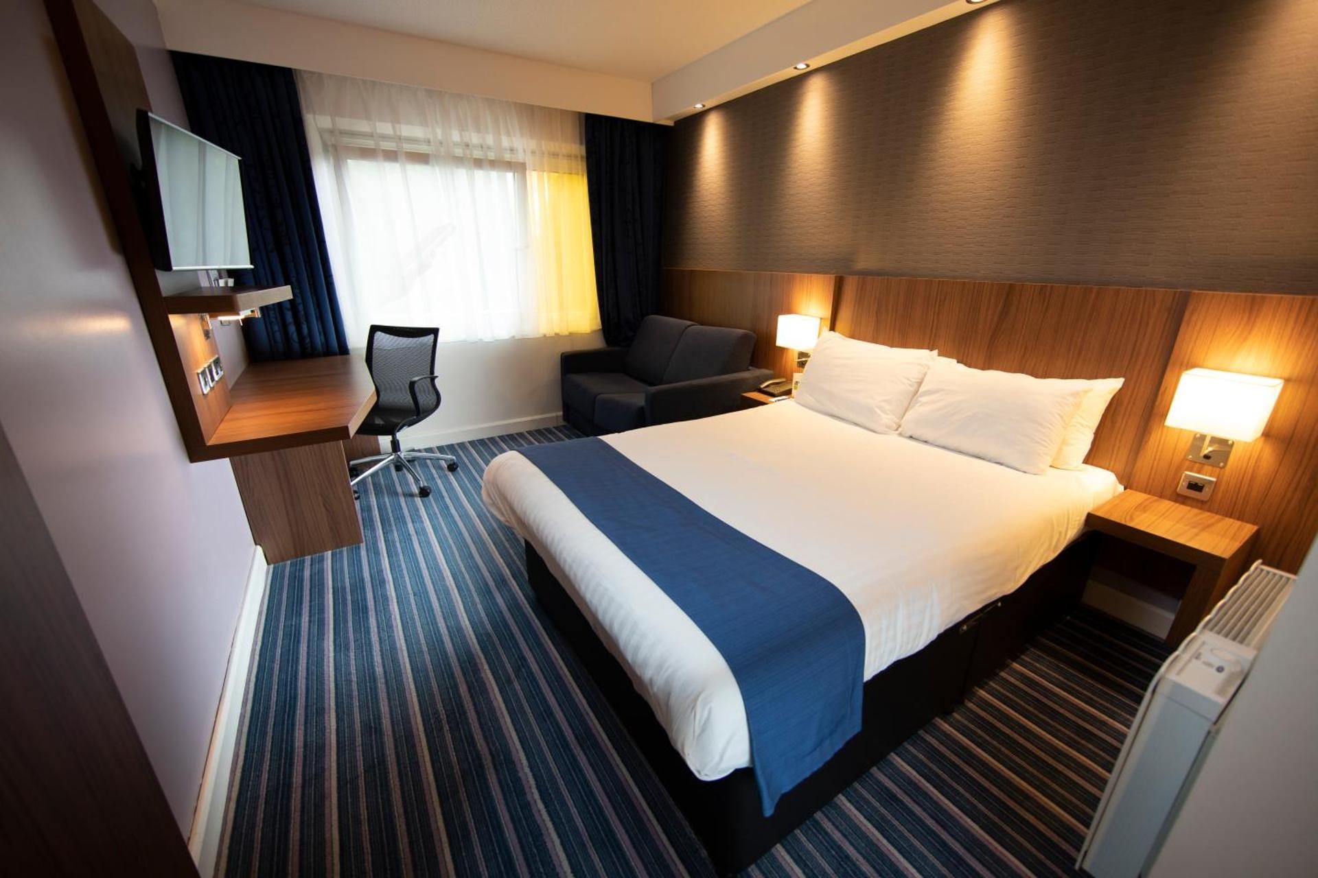 1 Double Standard Single Sofa Bed Free Hot Breakfast