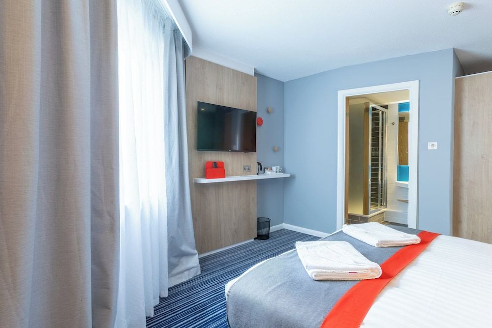 Holiday Inn Express London - Croydon by IHG Standard Room (with Free Hot Breakfast) 3