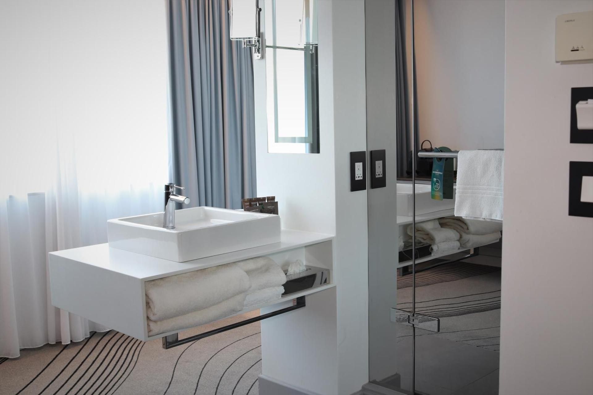 Novotel Edinburgh Centre Executive Room With Queen Size Bed & Convertibl e Sofa 3