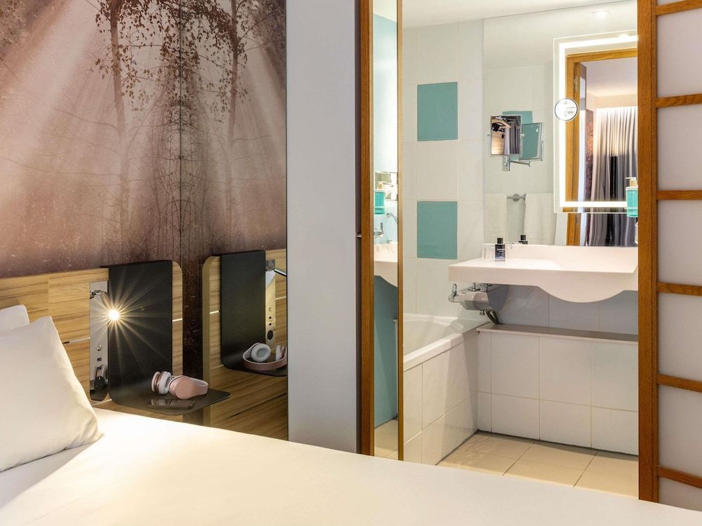 Novotel Edinburgh Centre Standard Room, 1 Double Bed with Sofa bed 5