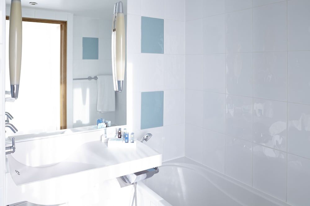 Novotel Edinburgh Centre Standard Room, 1 Double Bed with Sofa bed 6