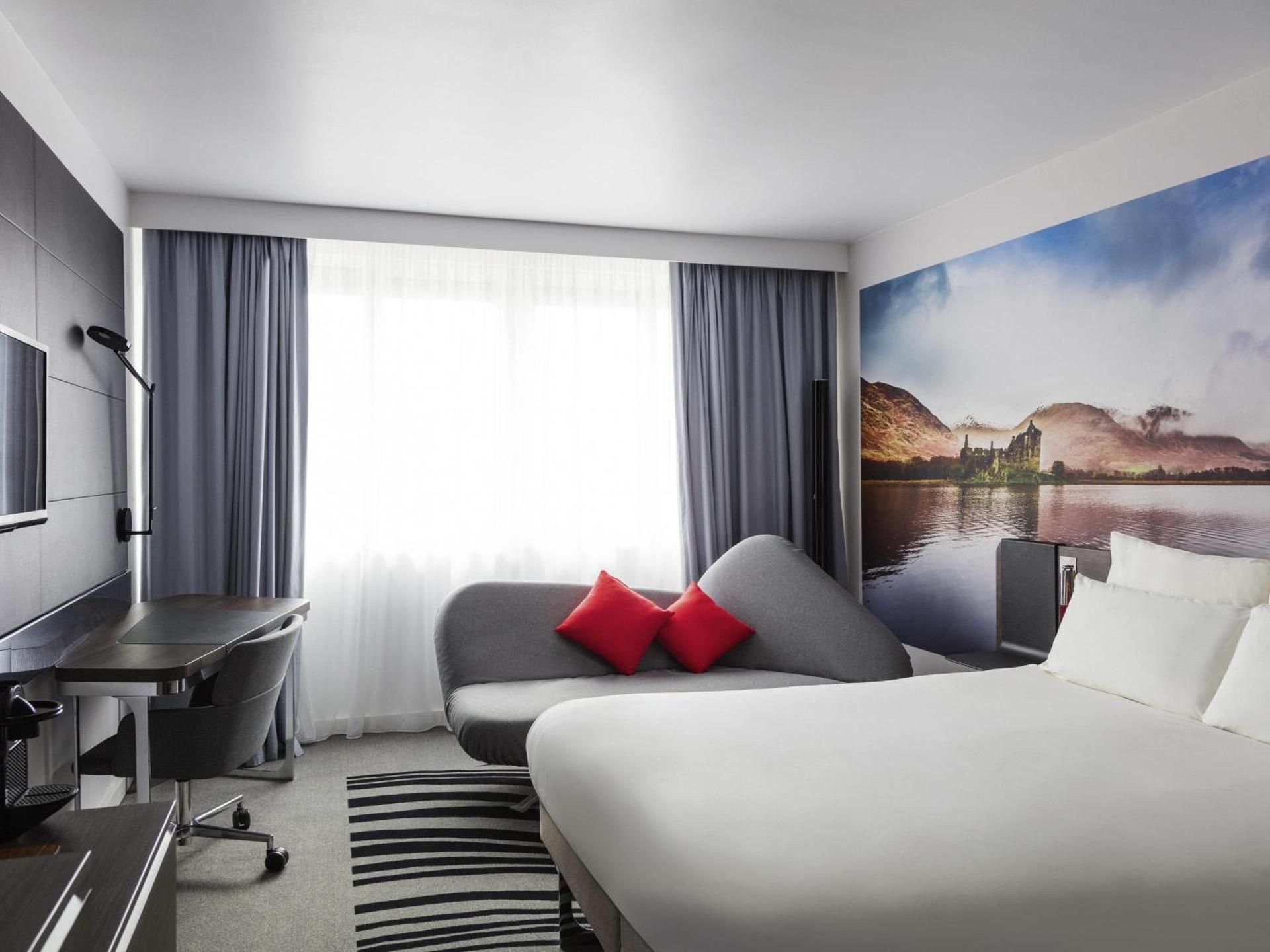 Novotel Edinburgh Centre Executive Room With Queen Size Bed & Convertibl e Sofa 2