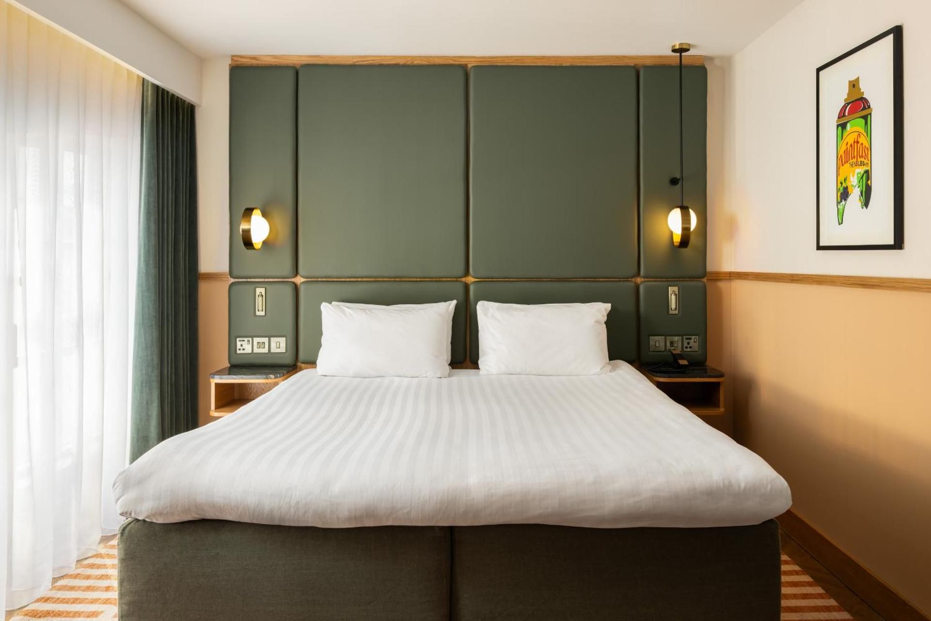 SNUG King (with complimentary mini-bar)