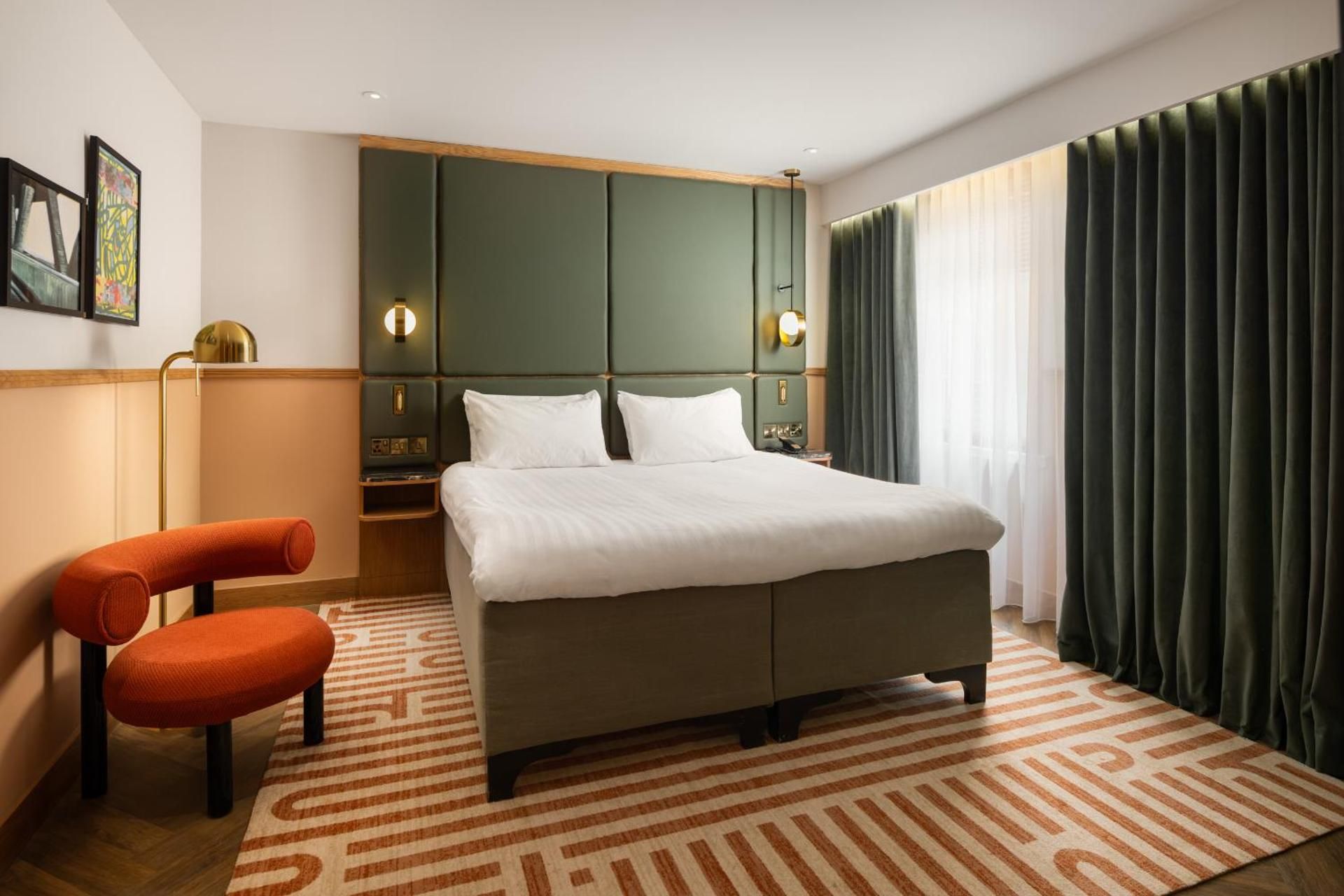 SNUG King (with complimentary mini-bar)