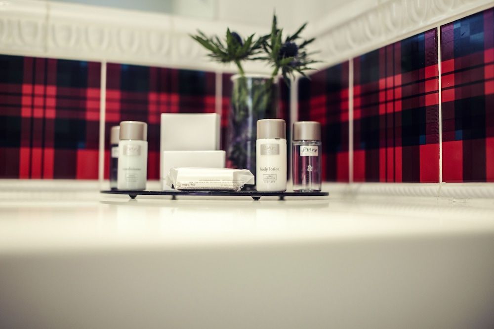 Carlton George Hotel Classic Room with Complimentary Mini-Bar 8