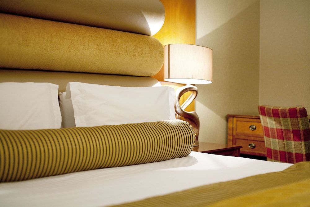 Carlton George Hotel Classic Room with Complimentary Mini-Bar 3