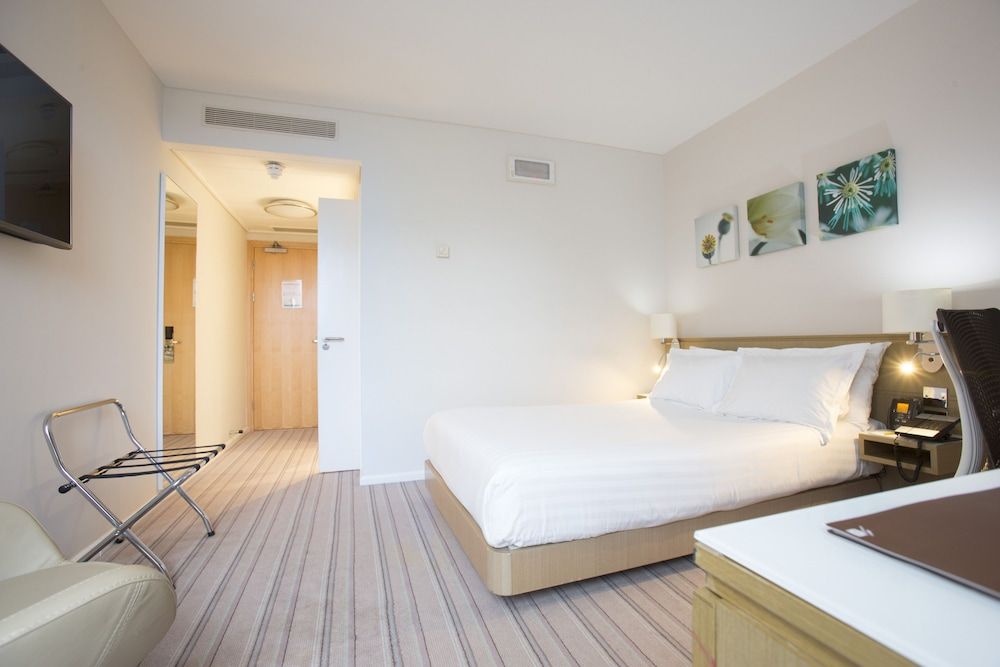 Hilton Garden Inn Glasgow City Centre Room, 1 Queen Bed, Accessible, River View 3