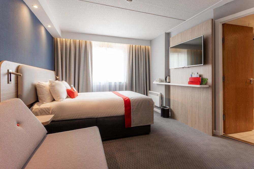 Holiday Inn Express Glasgow City Theatreland by IHG Standard Room, 1 Double Bed with Sofa bed (with Free Hot Breakfast) 2