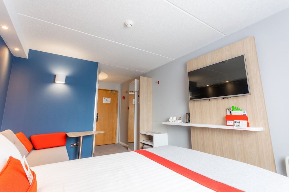 Holiday Inn Express Glasgow City Theatreland by IHG Standard Room, 1 Double Bed with Sofa bed (with Free Hot Breakfast) 11