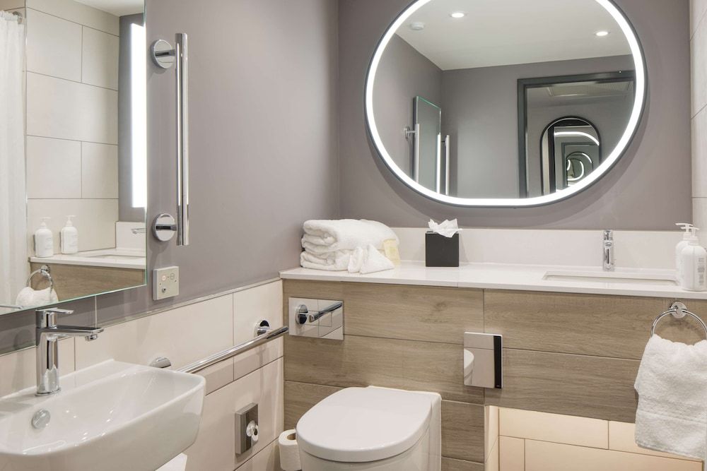 Hilton Glasgow Accessible Queen Room (occupancy 2) 6