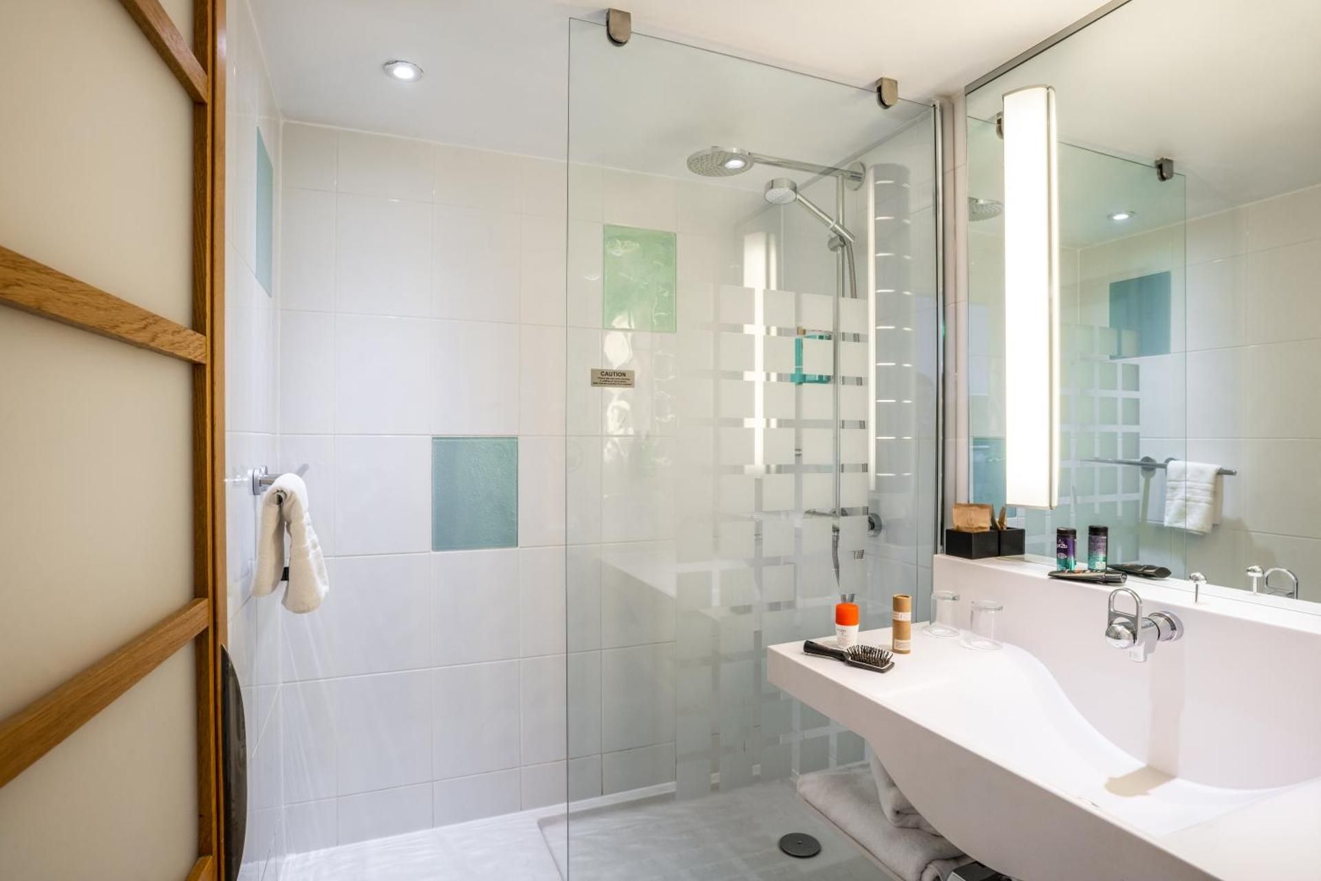 Novotel Glasgow Centre Hotel Standard Double room with Accessible Features B athroom 3