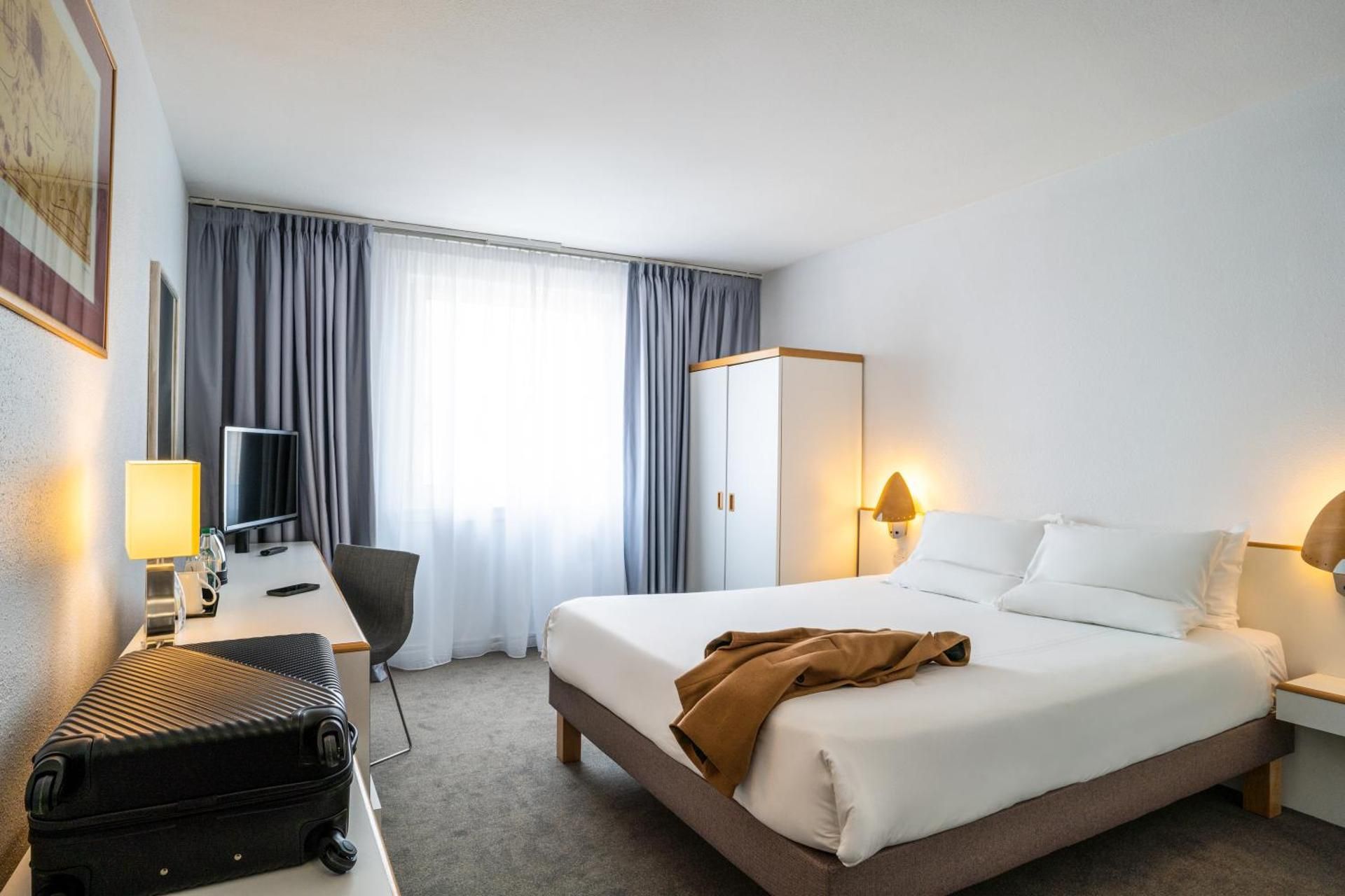 Novotel Glasgow Centre Hotel Standard Double room with Accessible Features B athroom 2