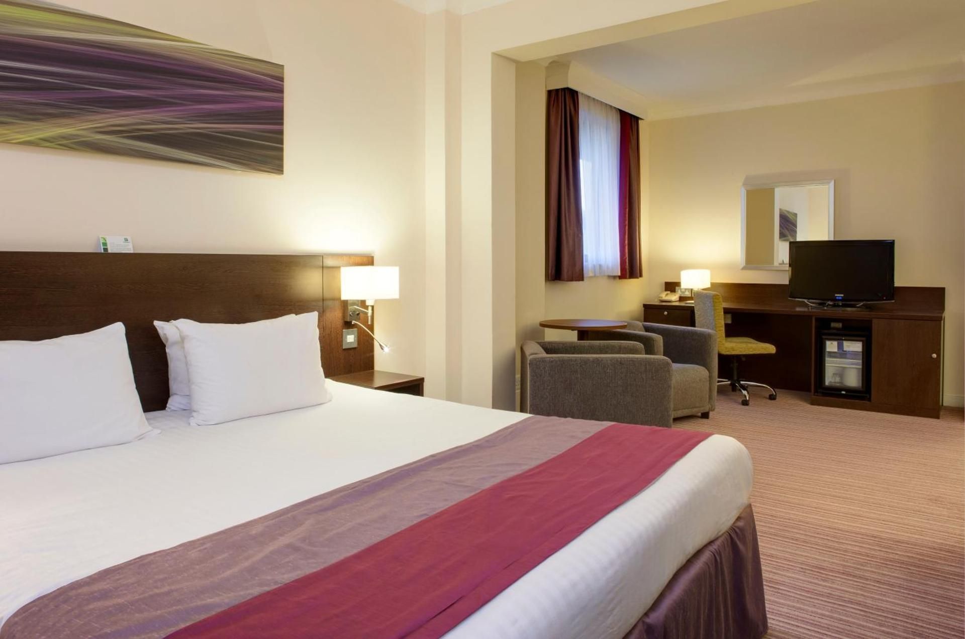 1 Queen Bed Premium