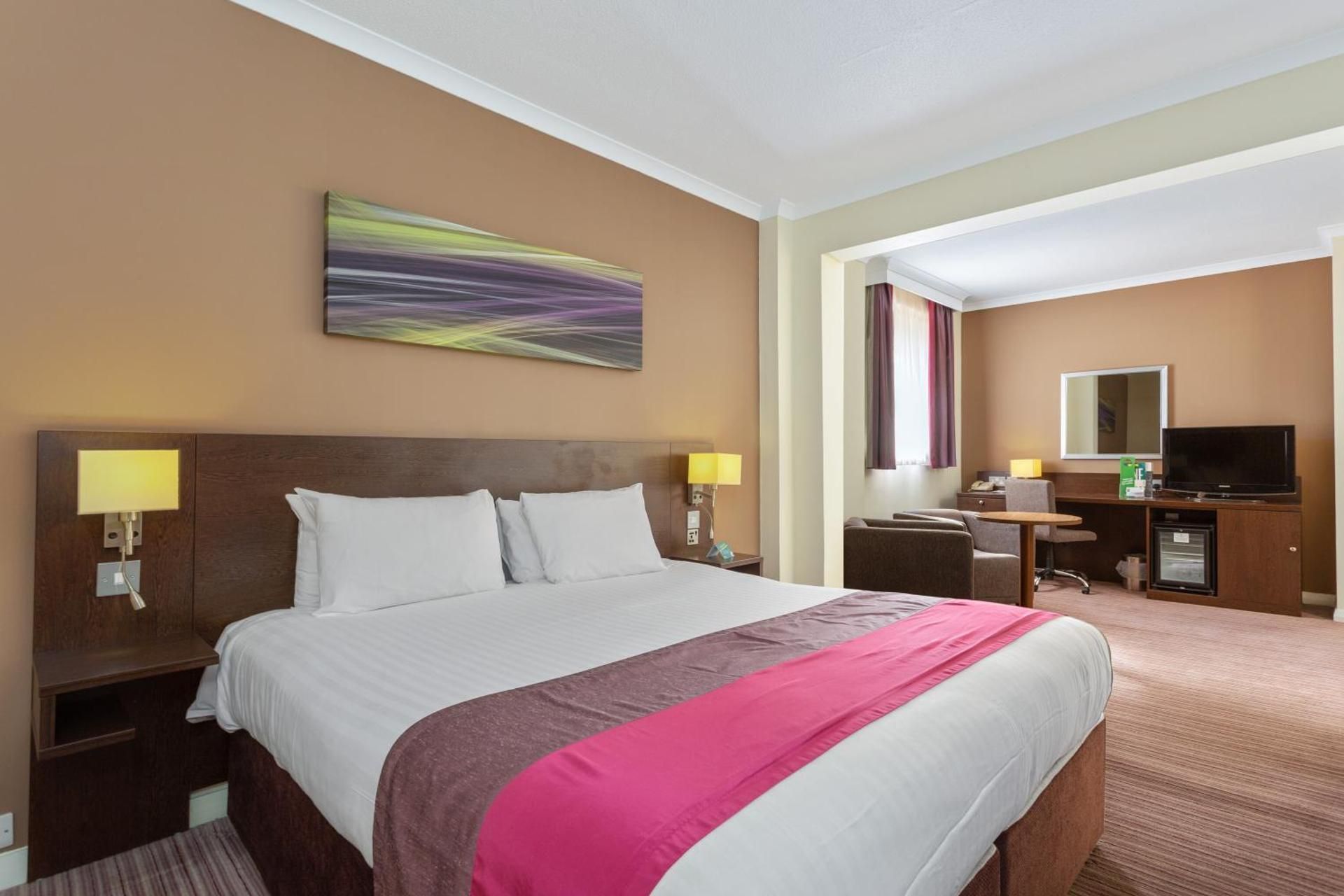 1 Queen Bed Premium