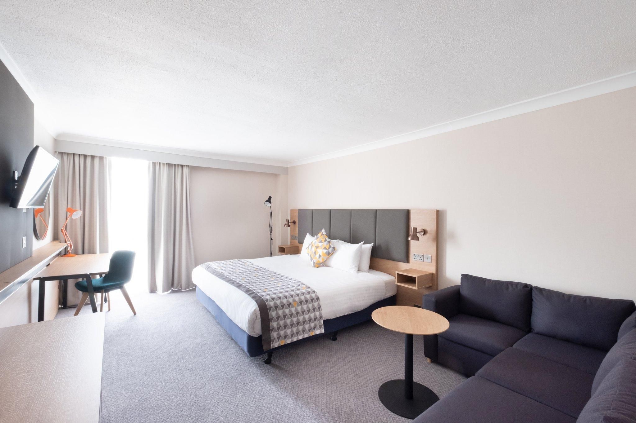 1 Queen Bed Standard