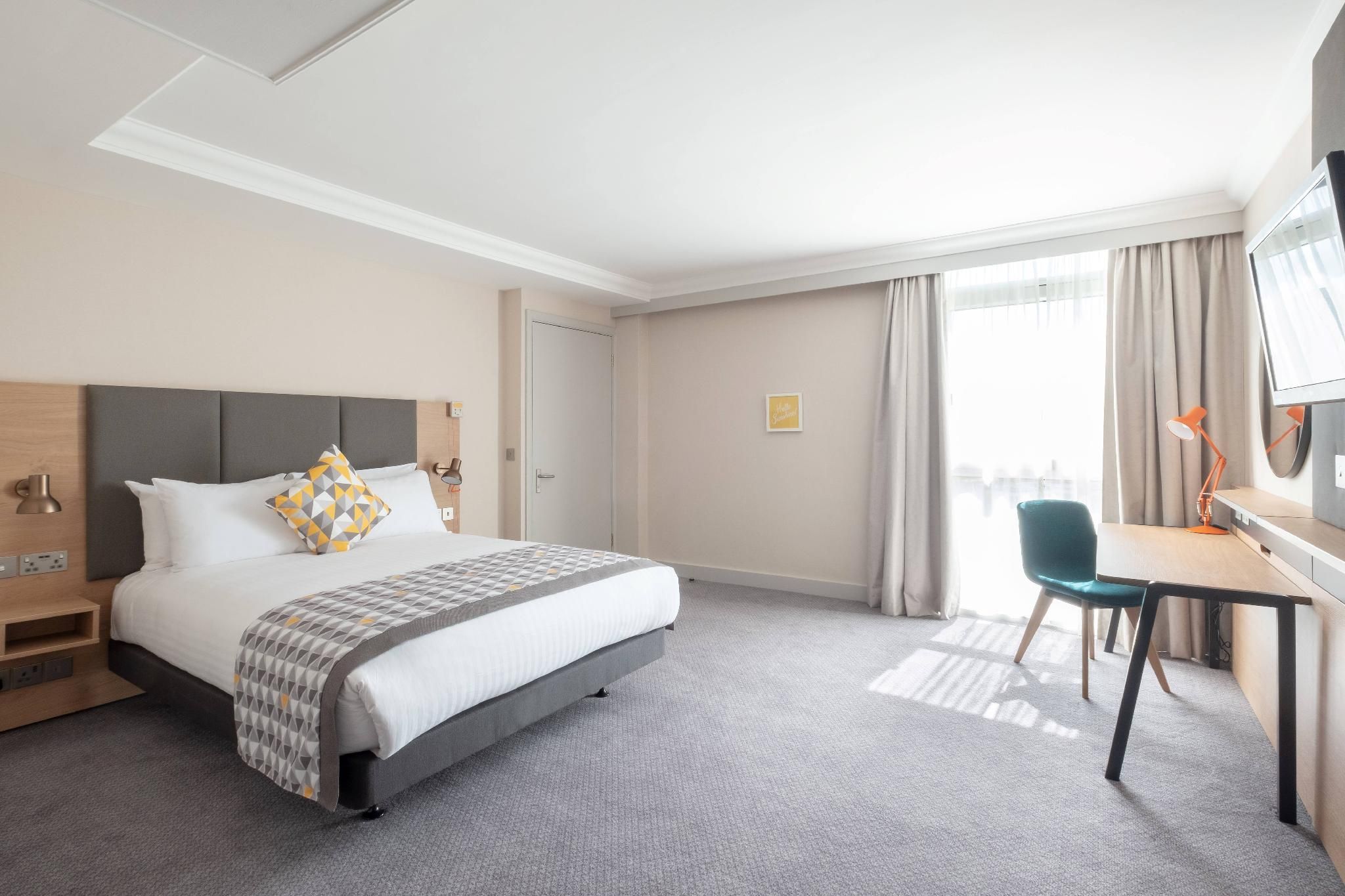 1 Queen Bed Standard Accessible