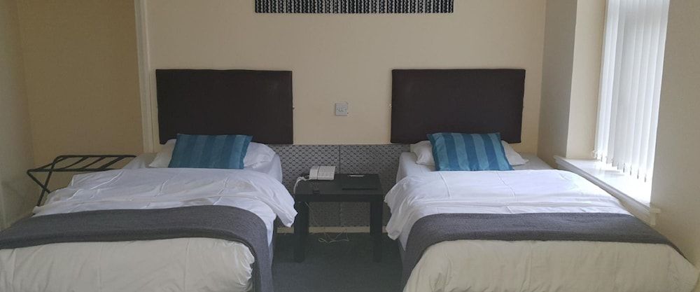 Devonshire House Hotel Standard Twin Room 4