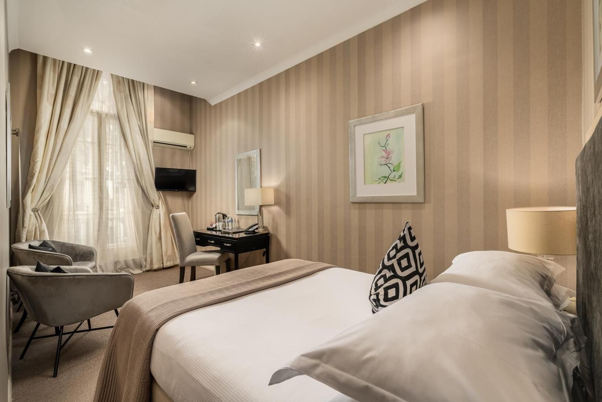 The Beaufort Knightsbridge Standard Double 2