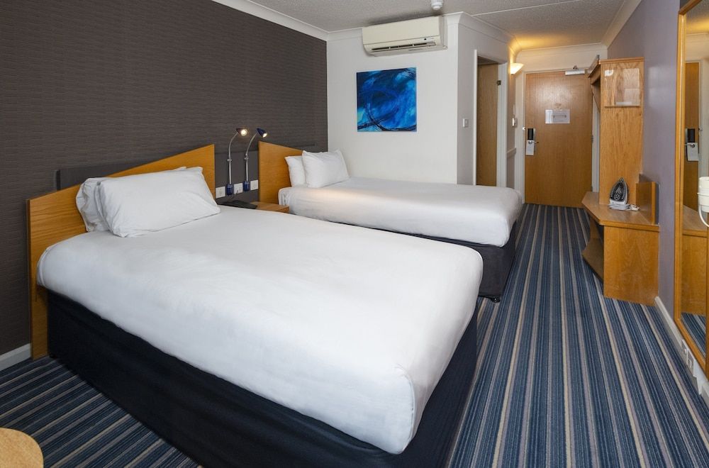 Holiday Inn Express London Chingford by IHG Standard Room, 2 Twin Beds (with Free Hot Breakfast) 2