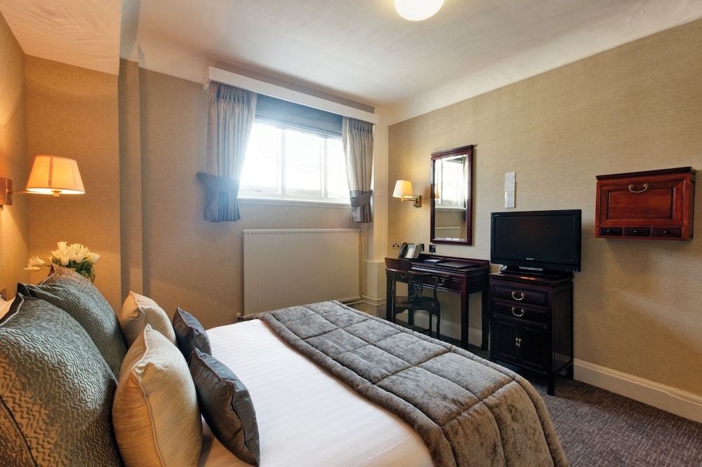 Gem Strathmore Hotel Superior Double Room 4