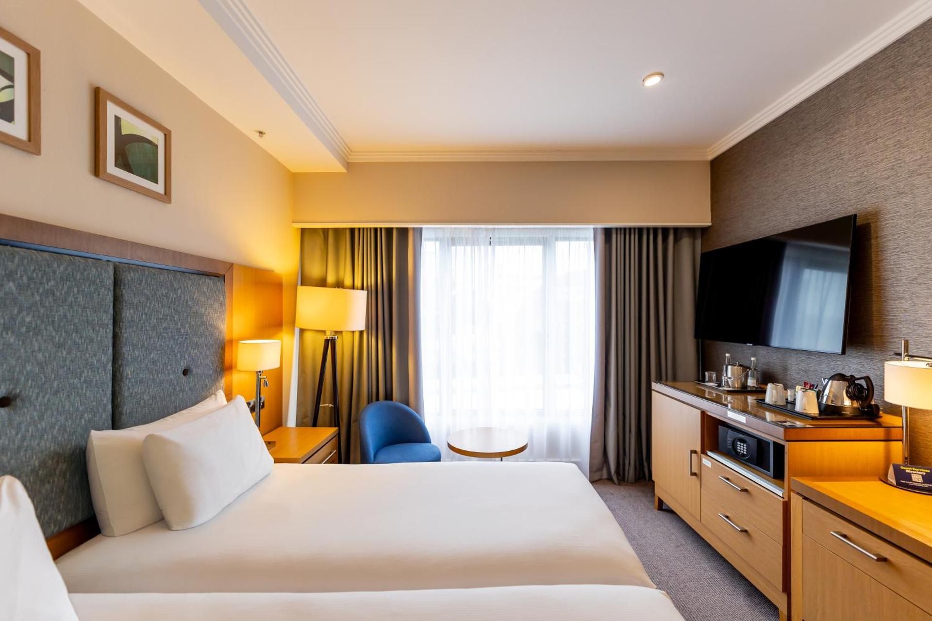 DoubleTree by Hilton London Victoria Twin Guest Room 2