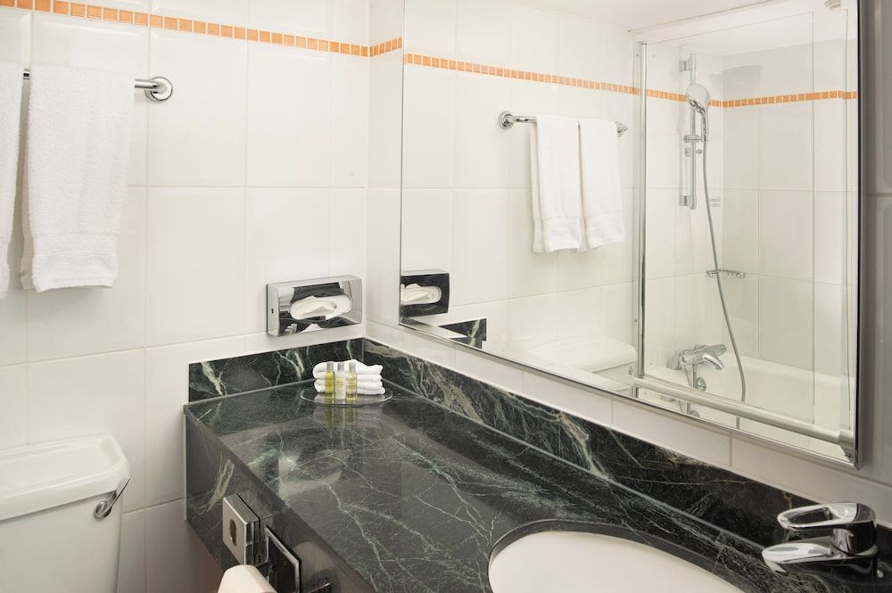 undefined Hilton London Kensington 8