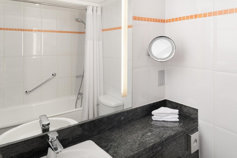 undefined Hilton London Kensington 7