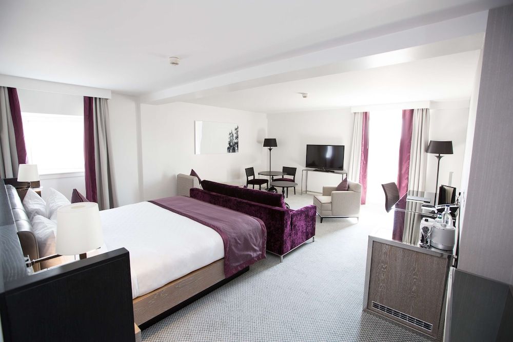 Junior Suite, 1 King Bed with Sofa bed, Business Lounge Access