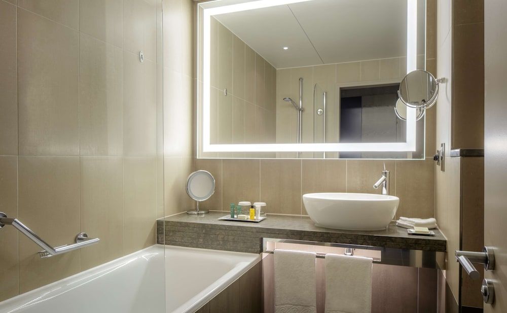 Hilton London Tower Bridge Twin Room 4