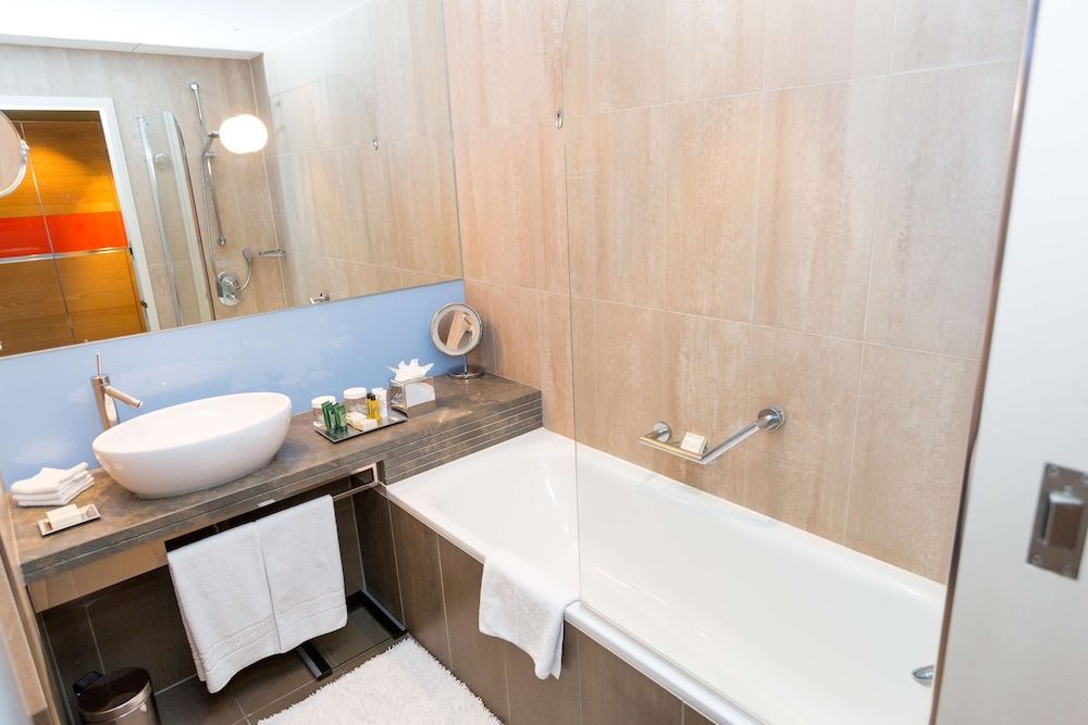 Hilton London Tower Bridge Twin Room 5