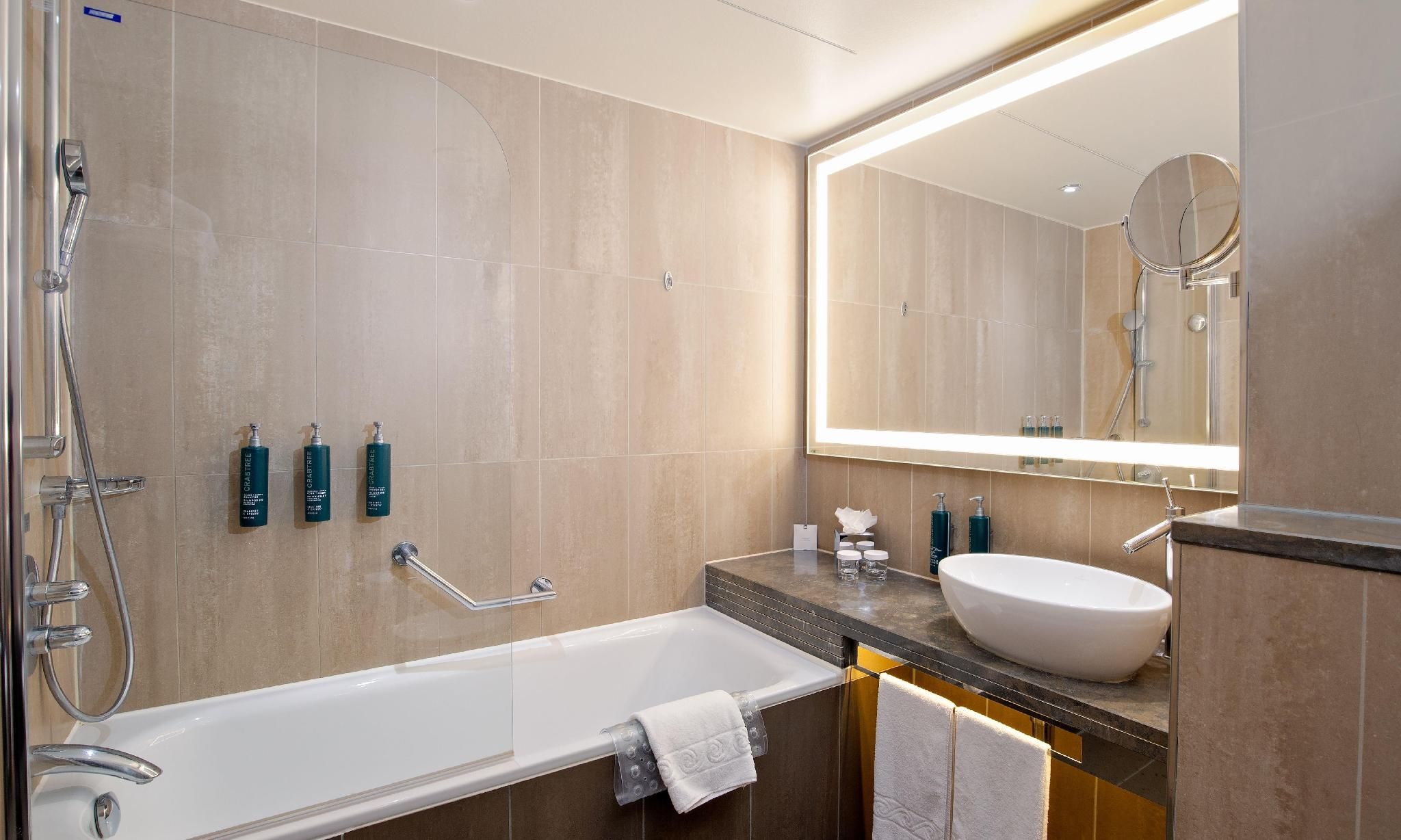 Hilton London Tower Bridge King Guest Room 3