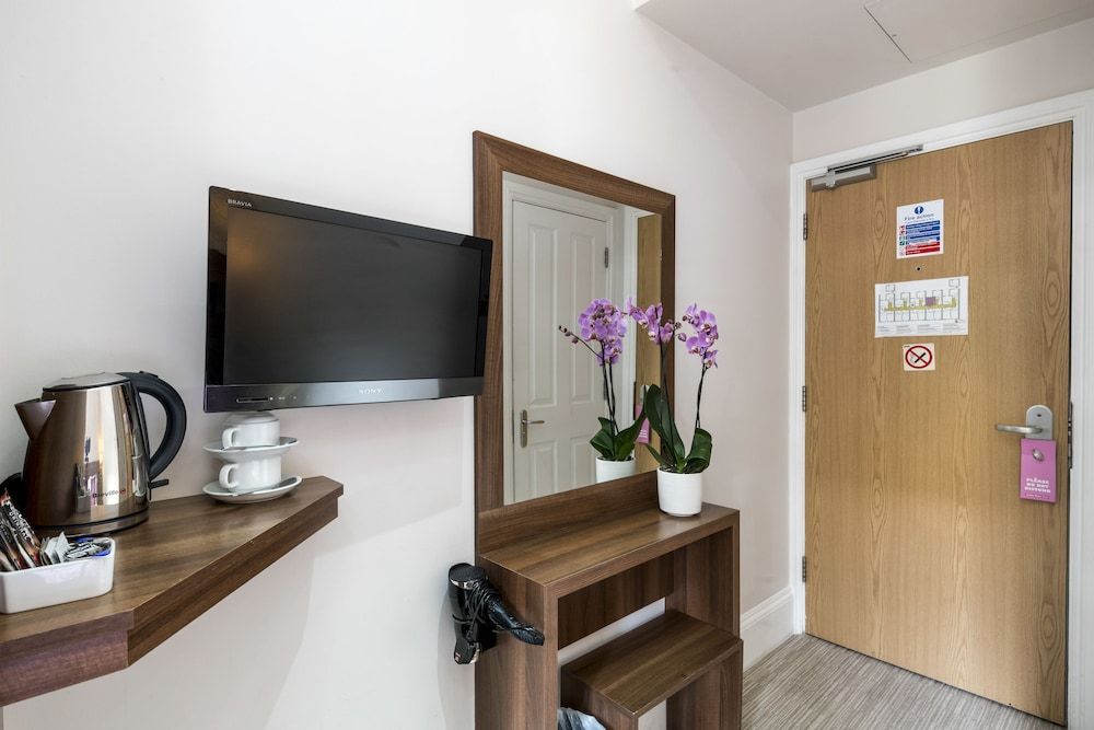 London House Hotel Small Double Room (For Short Stay with 4 Foot Bed) 6