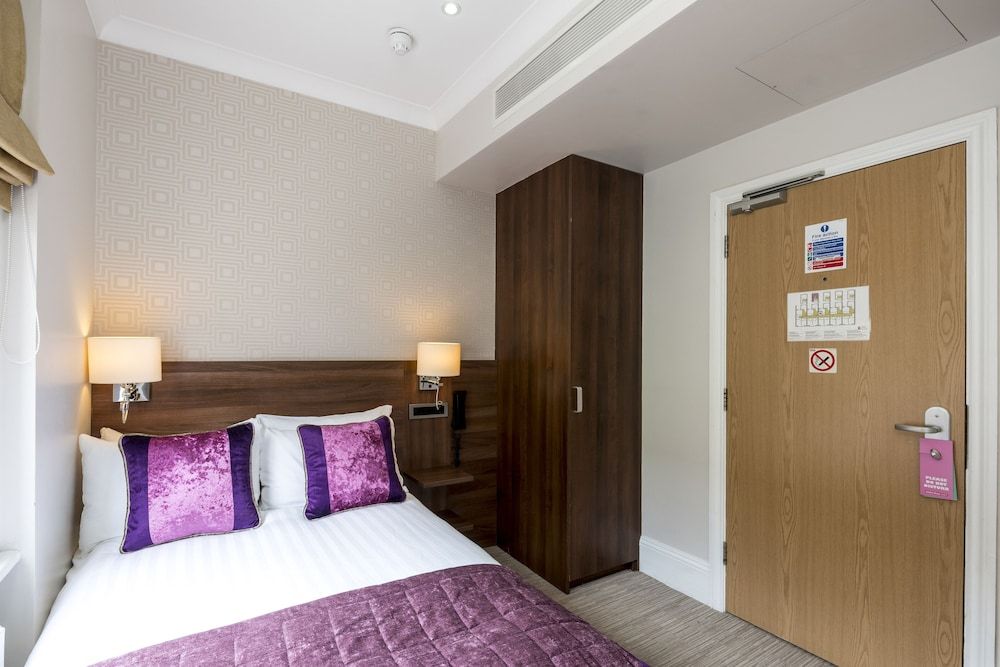 London House Hotel Small Double Room (For Short Stay with 4 Foot Bed) 3