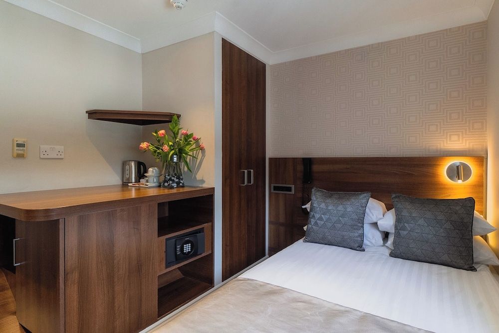 London House Hotel Small Double Room (For Short Stay with 4 Foot Bed)