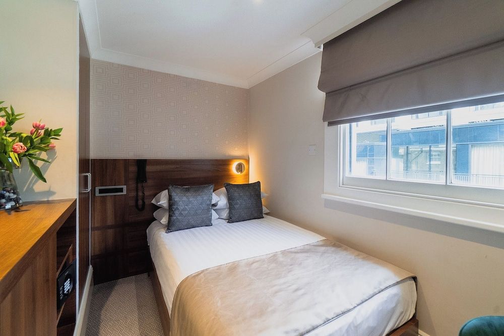 London House Hotel Small Double Room (For Short Stay with 4 Foot Bed) 3