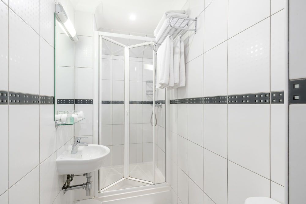 London House Hotel Small Double Room (For Short Stay with 4 Foot Bed) 5