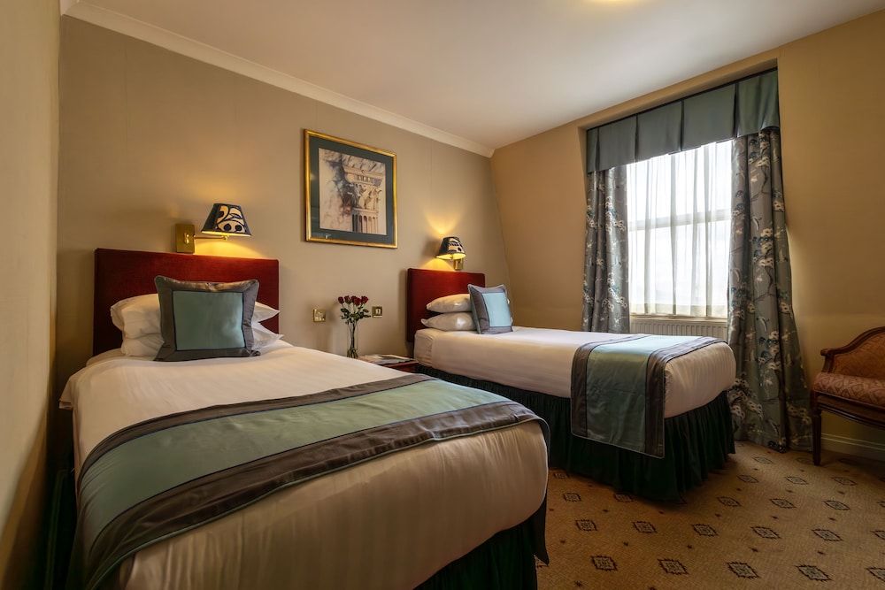 London Lodge Hotel Standard Twin Room (Extra Charge Added for Extra Sofa Bed) 4