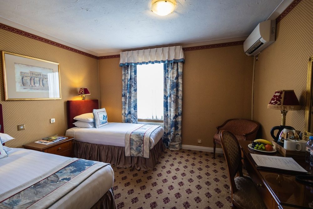 London Lodge Hotel Standard Twin Room (Extra Charge Added for Extra Sofa Bed)