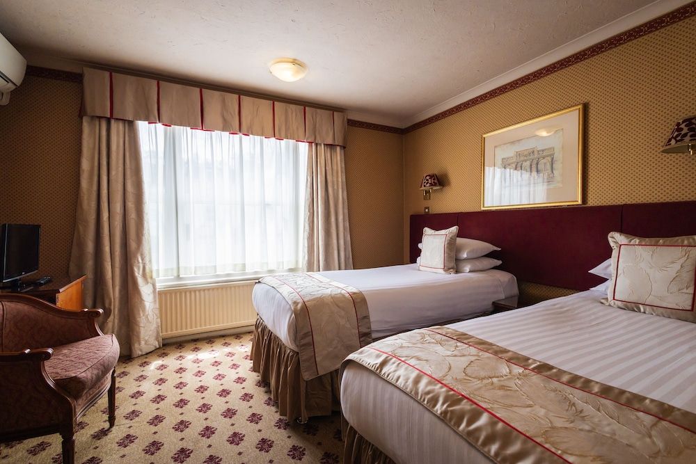 London Lodge Hotel Standard Twin Room (Extra Charge Added for Extra Sofa Bed) 3