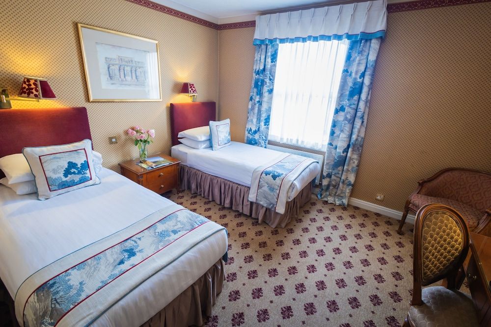 London Lodge Hotel Standard Twin Room (Extra Charge Added for Extra Sofa Bed) 2