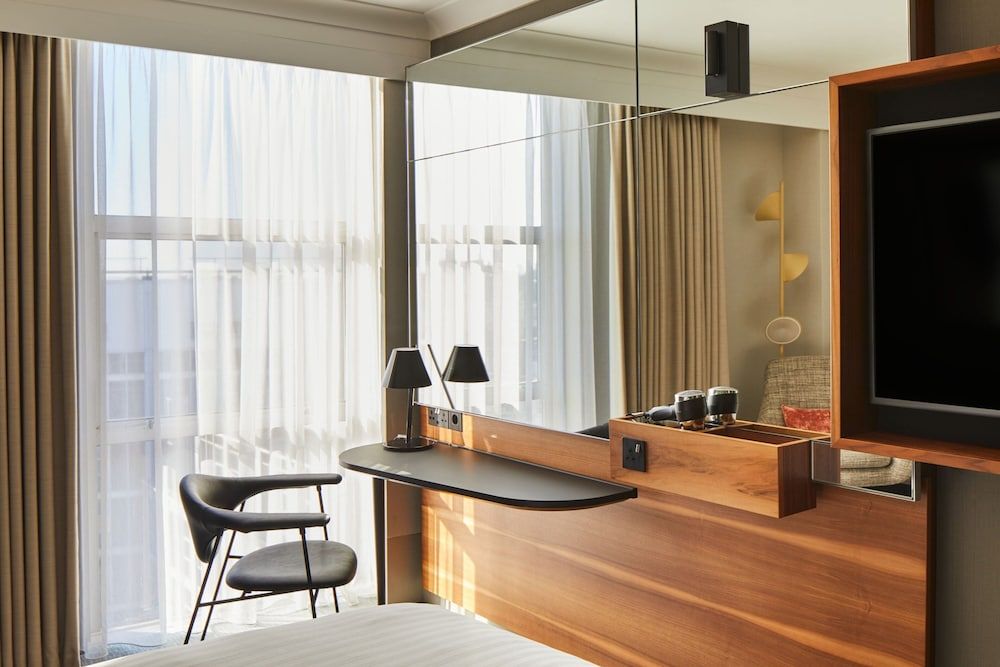 London Marriott Hotel Kensington Deluxe Room, 1 Queen Bed 6